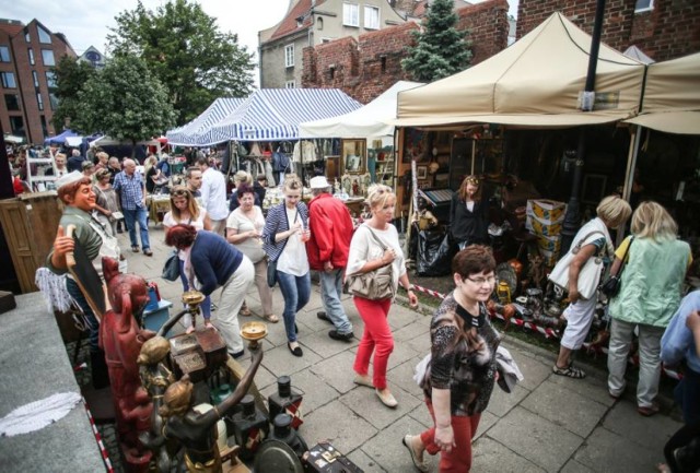 ZOO Market (aleja Solidarności 55) to miejsce, które ma nawiązywać do kultowych berlińskich bazarów. Są tu zarówno ubrania vintage i antyki, miejsce wymiany płyt winylowych, jak i produkty spożywcze. Do tego możemy skorzystać z oferty gastronomicznej, a także posłuchać muzyki na żywo czy rozłożyć się w strefie chill.

ZOO Market jest otwarty w weekendy, w godzinach 12-20.