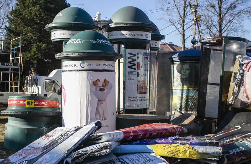 Cmentarzysko słupów ogłoszeniowych nadal obecne. Stare nośniki reklamowe spoczęły obok Parku Szczęśliwickiego 