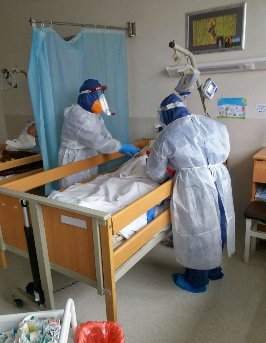 Tak wygląda praca w Zakładzie Opiekuńczo-Leczniczym w Mościcach zmagającym się z ogniskiem koronawirusa. Personel się nie poddaje [ZDJĘCIA]
