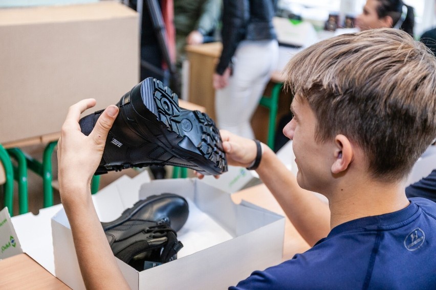 101 par butów trafiło do uczniów opolskiej szkoły mundurowej. To prezent od PPO Strzelce Opolskie