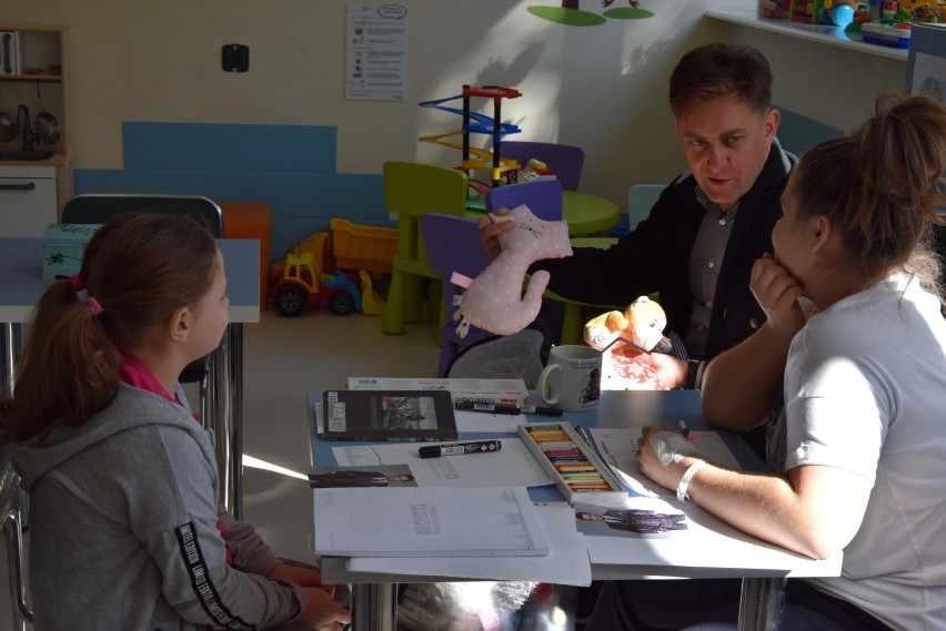 Rafał Królikowski odwiedził małych pacjentów gdyńskiego szpitala. Akcja Fundacji Przemek Dzieciom