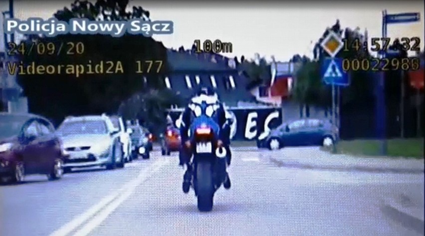 Nowy Sącz. Motocyklista uciekał przed policją i przez miasto pędził 130 km/h! Grozi nawet do 5 lat więzienia [FILM]