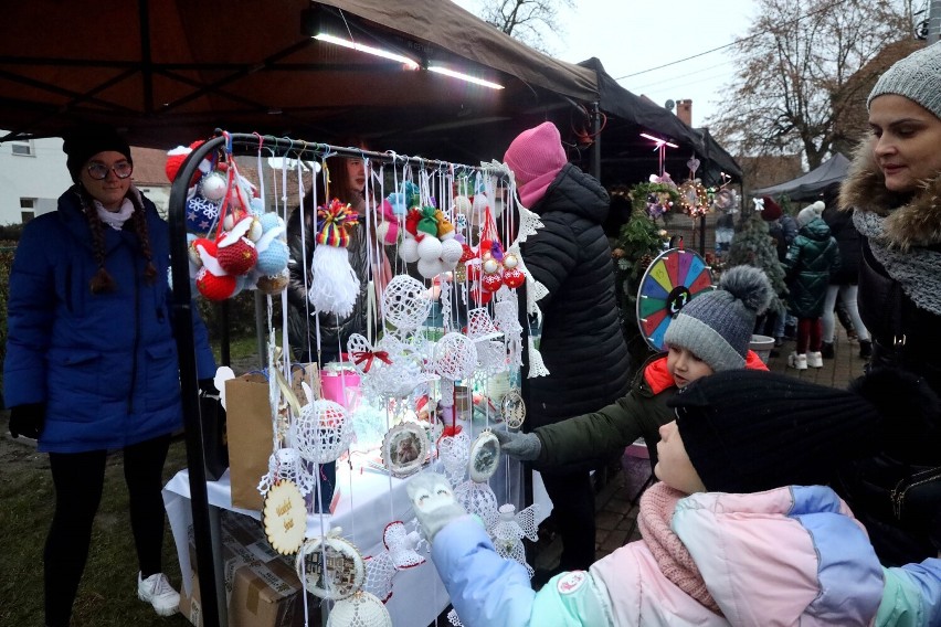 Charytatywne Kolędowanie na skwerze przy Urzędzie Gminy w Kunicach, zobaczcie zdjęcia