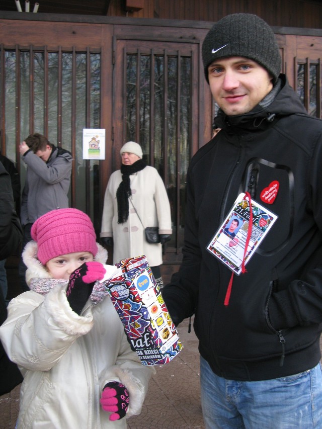 Mała Kamila i wolontariusz WOŚP Wojtek przed kościołem św. Franciszka w Chorzowie
