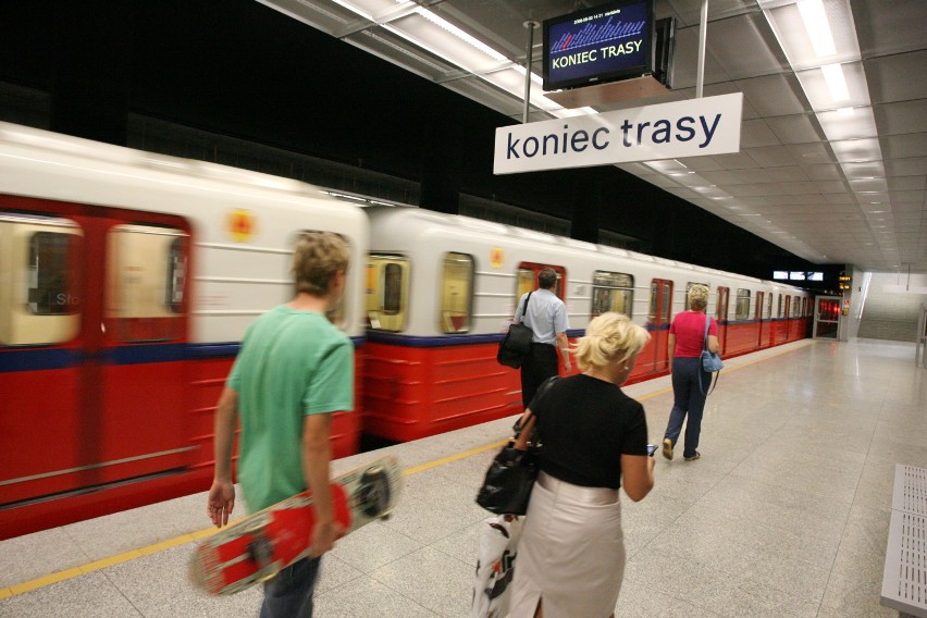 Wykroczenia Warszawa. Kara za przeskakiwanie bramek w metrze