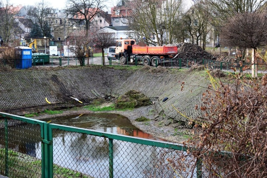 Trwają prace w parku Sowińskiego. Zobacz, jak się zmienia park w centrum miasta [ZDJĘCIA]