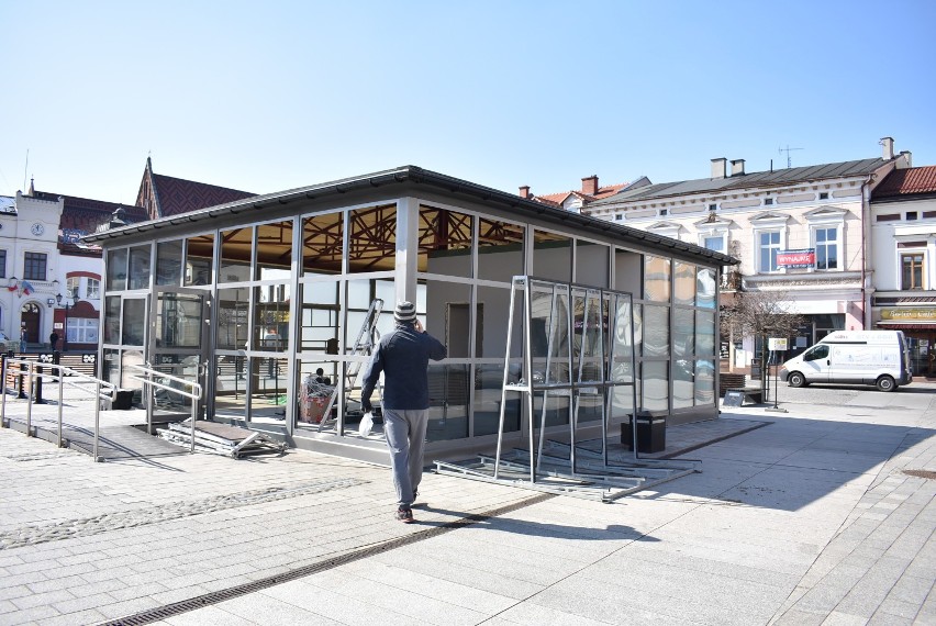 Trwa rozbiórka „Cafe Rynek” w Oświęcimiu. Ta konstrukcja nie zdobiła głównego placu miasta