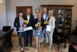 Awanse trójki nauczycieli z gminy Bytów. Akty nadania wyższego stopnia zawodowego wręczył burmistrz