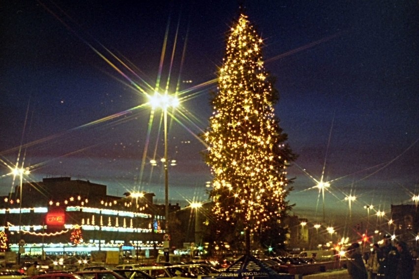 Dekoracje świąteczne na ulicach Łodzi w latach 90-tych. Pamiętacie? [ZDJĘCIA]