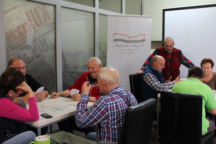 Brydżyści z inowrocławskiej sekcji Karo grali w Bibliotece Miejskiej 