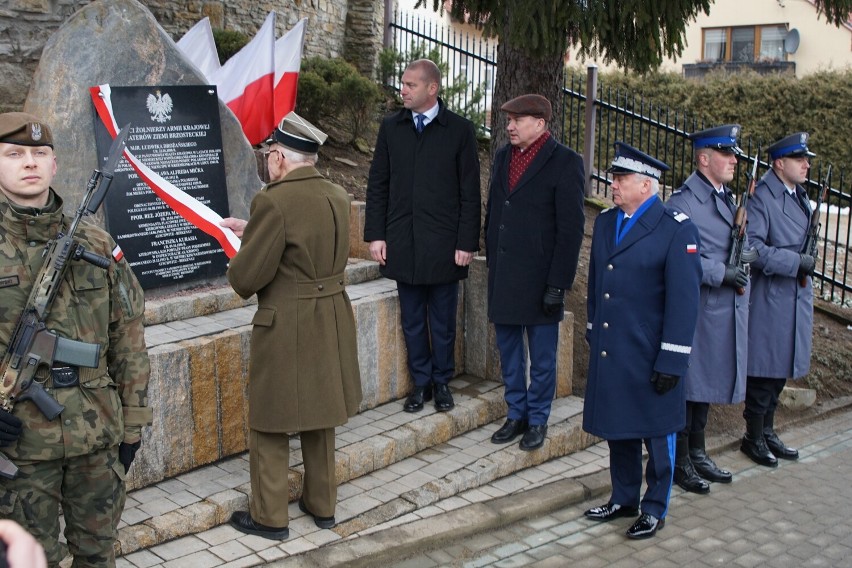 Odsłonięto pomnik żołnierzy Armii Krajowej w Brzostku [ZDJĘCIA]