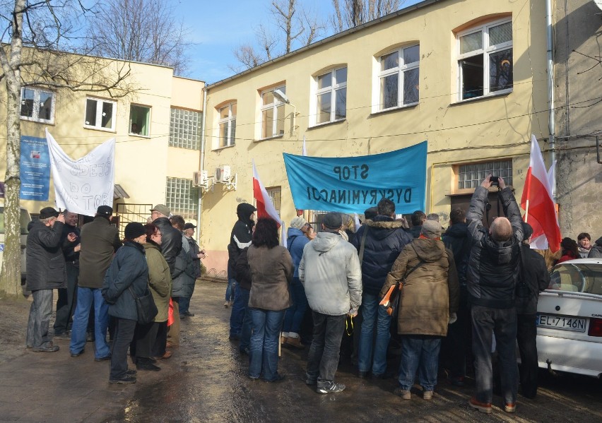 Protest głuchoniemych pod Polskim Związkiem Głuchych w Łodzi