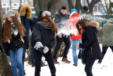 Uczniowie z I Liceum Ogólnokształcącego imienia Stefana Żeromskiego w Kielcach stoczyli bitwę na...śnieżki.