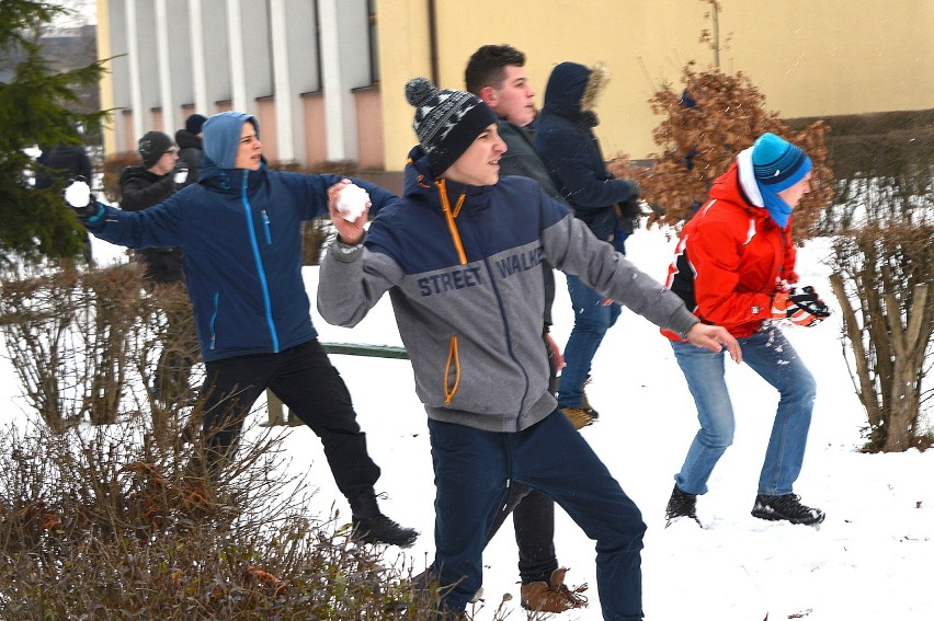 Uczniowie z I Liceum Ogólnokształcącego imienia Stefana Żeromskiego w Kielcach stoczyli bitwę na...śnieżki.