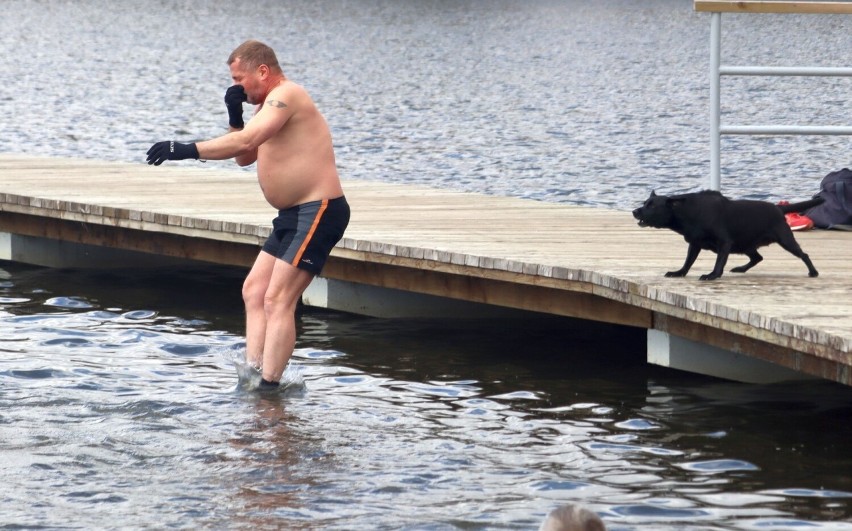 Morsowanie nad zalewem na radomskim Borkach. Zostali najwytrwalsi. Zobacz zdjęcia