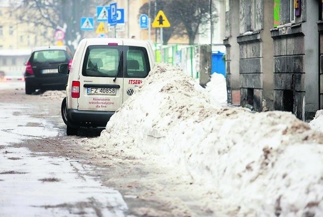 W Jeleniej kierowcy nie chcieli płacić za parkowanie w miejscach zawalonych śniegiem