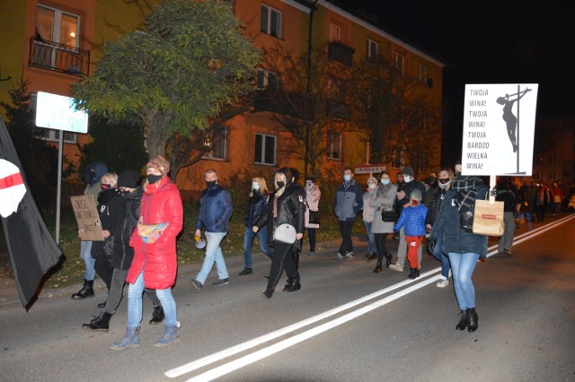 Po raz kolejny mieszkańcy Ostrowca Świętokrzyskiego protestują na ulicach miasta przeciwko zaostrzeniu prawa aborcyjnego oraz decyzjom rządu Prawa i Sprawiedliwości. W mniejszej, lecz równie zdeterminowanej grupie, w niedzielę wieczorem zebrali się na Rynku. Stamtąd przeszli ulicami Starokunowską, Sienkiewicza, Mickiewicza  i Aleja Jana Pawła II. Przystanek zrobili przed biurem posła Andrzeja Kryja i senatora Jarosława Rusieckiego z Prawa i Sprawiedliwości, gdzie odśpiewali przebój Lady Pank „Mniej niż zero”. Stamtąd protestująca w obronie kobiet grupa ruszyła dalej.

Zobacz zdjęcia z przemarszu>>>