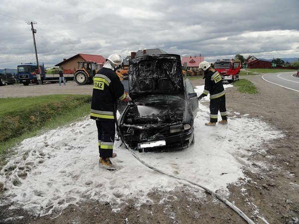 Pożar samochodu w Trzetrzewinie: spłonął opel [ZDJĘCIA]