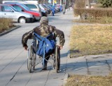 Bezdomni w Łodzi: przepisy łódzkich schronisk nie pozwoliły na przyjęcie bezdomnego inwalidy