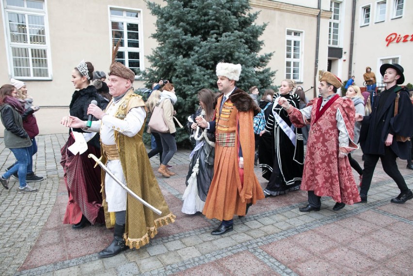 Poloneza poprowadził Zygmunt Babiak, aktor Opolskiego Teatru...