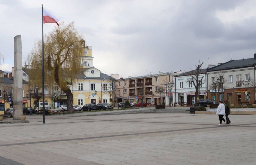 Na ulicach Grójca jest zdecydowanie mniej ludzi niż...