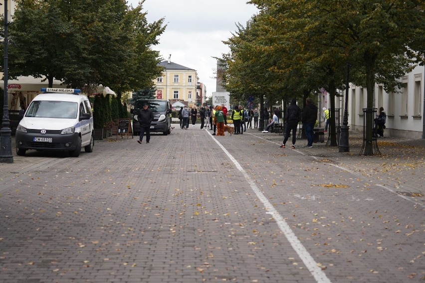 Korowód przeszedł ulicą 3 Maja do Starego Rynku we Włocławku