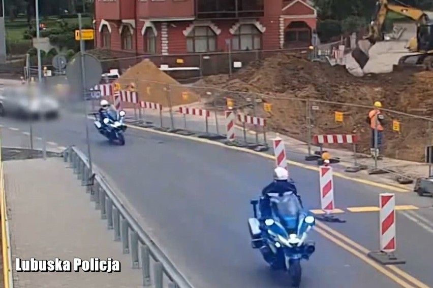 Przejazd policyjnych motocyklistów i pilotowanej osobówki...