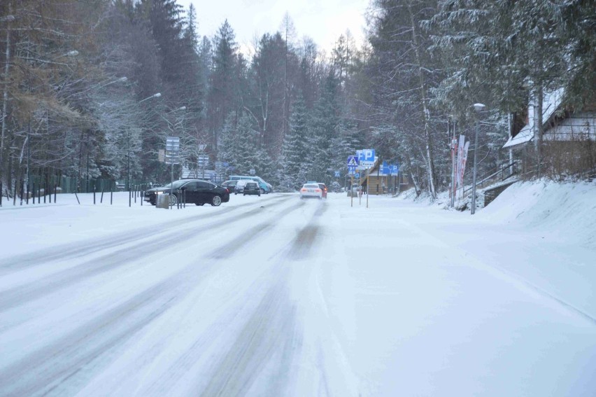 Zakopane pod śniegiem. Uwaga na drogi. Są bardzo śliskie [ZDJĘCIA]