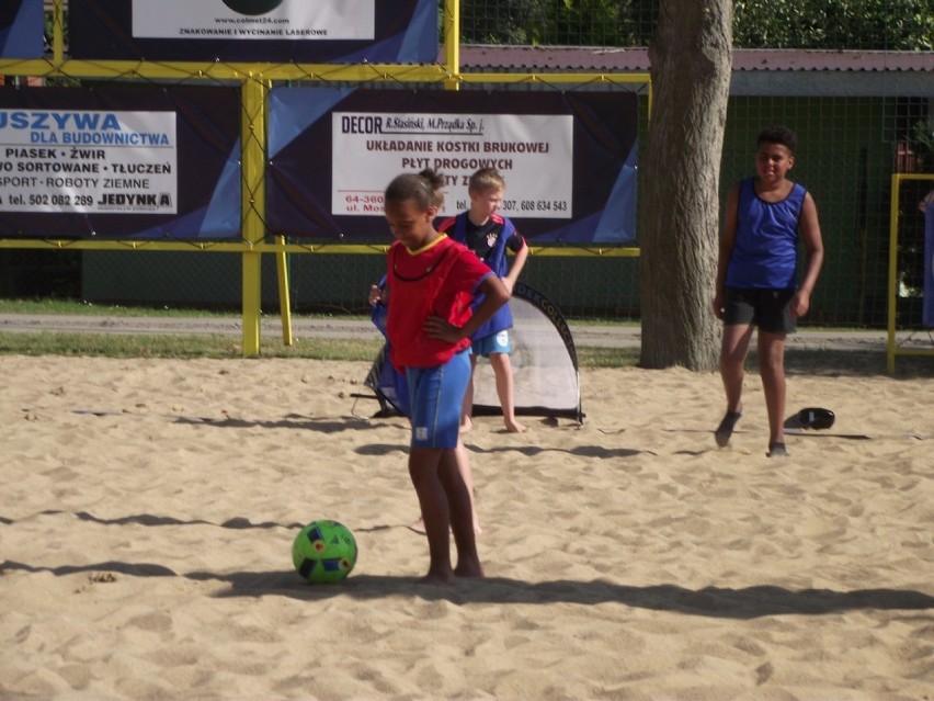 Turniej piłki nożnej plażowej. Gry i zabawy z piłką nożną - plaża miejska