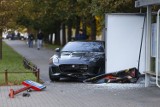 Wypadek w Warszawie. Sportowy Jaguar warty 300 tys. złotych rozbił się na przystanku autobusowym [ZDJĘCIA]