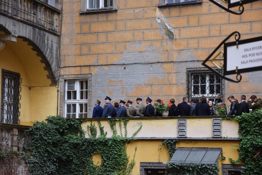 Zatańczyli poloneza na dziedzińcu oleśnickiego zamku