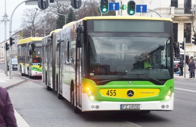 Zielona Góra, 3 stycznia 2020. Kolędowanie w miejskich autobusach.