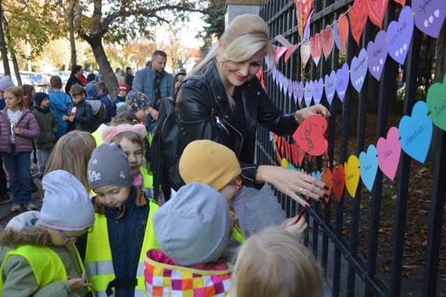 Dzieci wraz z opiekunami przy pomocy girland z kolorowymi sercami opatrzonymi ich imionami przyozdobiły ogrodzenie kościoła