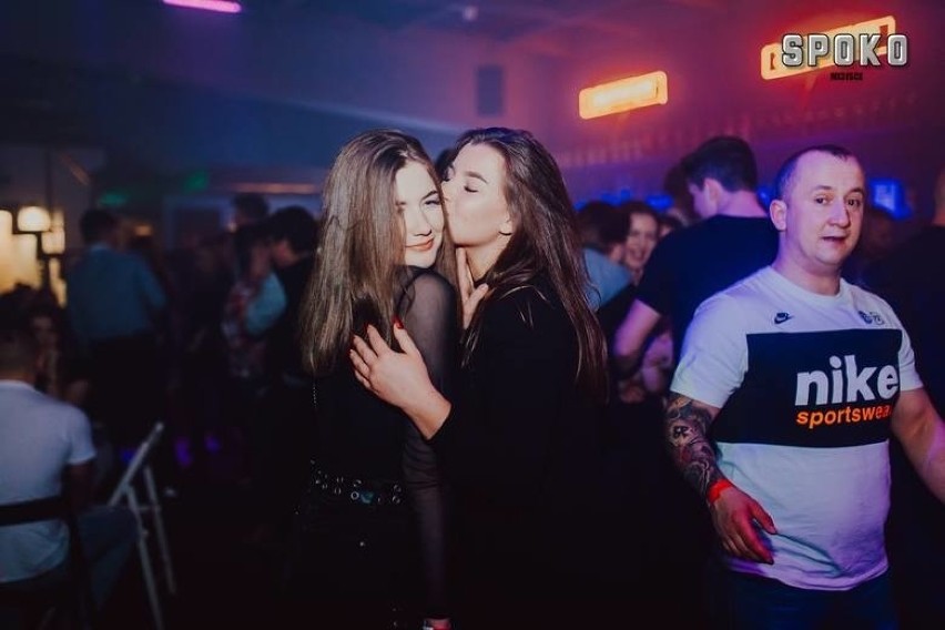 Piękne dziewczyny na imprezach w klubie Spoko Miejsce w...