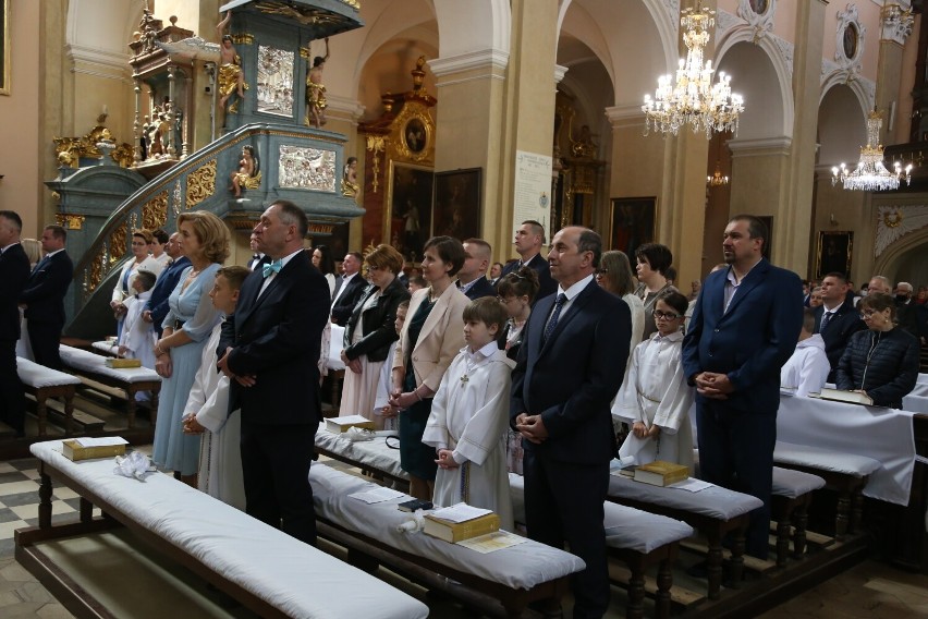 Kolejna grupa dzieci z parafii Św. Jana Chrzciciela w Przemęcie przystąpiły dziś do I Komunii Świętej