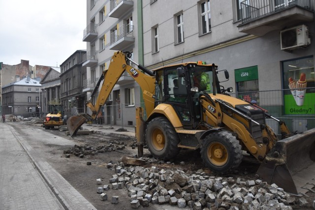 Trwają prace brukarskie i przygotowawcze pod nowe zielniki przy ulicy Małachowskiego. Koniec prac planowany jest na połowę tego roku. Zobacz kolejne zdjęcia. Przesuwaj zdjęcia w prawo - naciśnij strzałkę lub przycisk NASTĘPNE