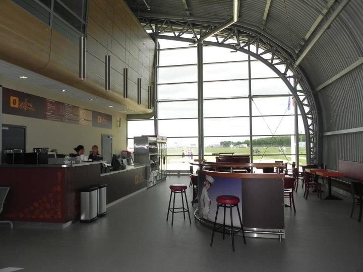 Lotnisko w Modlinie działa już miesiąc. Otwarto pierwszy lokal na lotnisku [ZDJĘCIA]