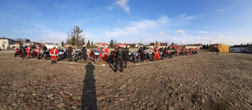 Motomikołaje w Koluszkach. Motocykliści w czerwonych czapkach odwiedzili miasto