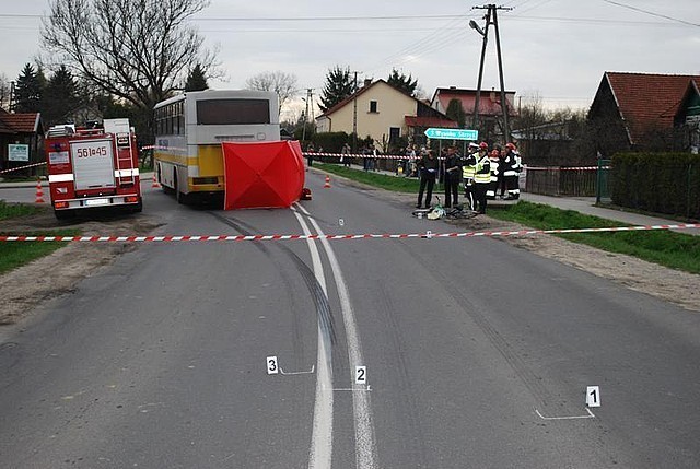 Wypadek w Dobrzechowie. Zgięła potrącona rowerzystka [zdjęcia]