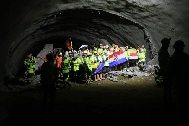 Najdłuższy tunel w Polsce jest na Dolnym Śląsku. Dzisiaj go połączono, zobaczcie zdjęcia z budowy s3 w Sadach Górnych!