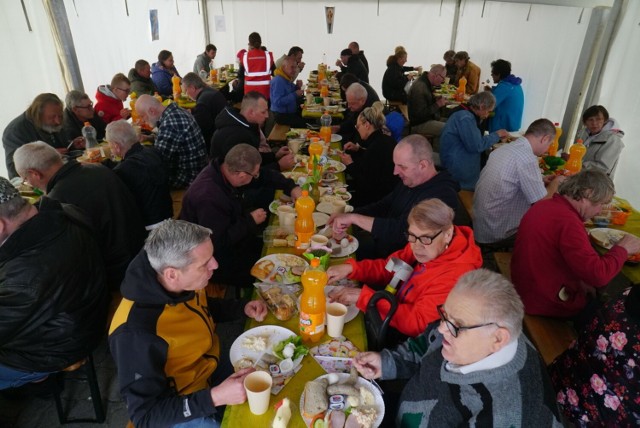Śniadanie wielkanocne dla ubogich i samotnych odbyło się w Poznaniu
