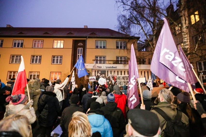 Prawie 300 osób protestowało przed siedzibą PiS w Szczecinie