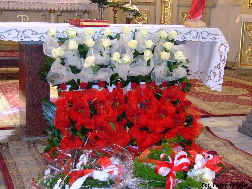 Flaga Polski z biało czerwonych róż. Fot. Piotr Andrzejak