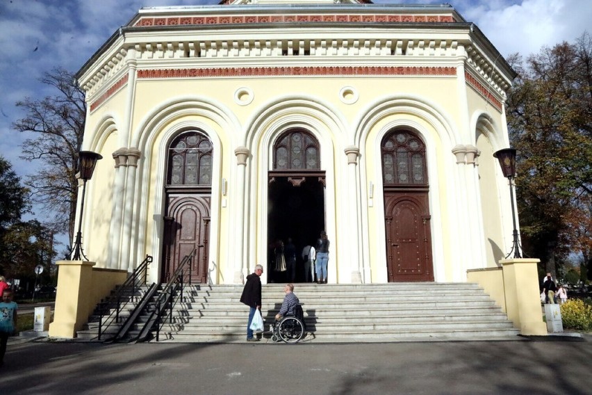 Wizyta miłośników sztuki i historii w wyremontowanej kaplicy...