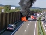 Pożar samochodu na A4 w Balicach. BMW doszczętnie spłonęło. Na autostradzie zrobił się wielki korek [ZDJĘCIA, WIDEO]