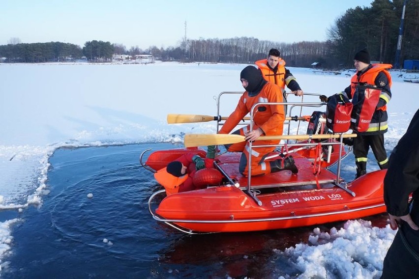 Ćwiczenia na Zalewie Sulejowskim: Ochotnicy ze Smardzewic ćwiczyli, jak wyciągać ludzi z lodu