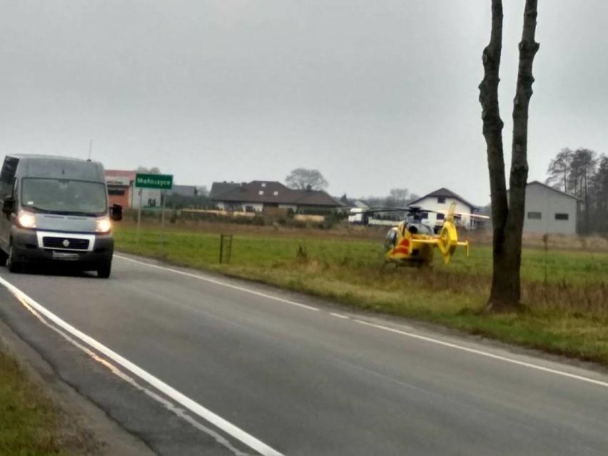 Wypadek na drodze krajowej nr 48 koło Małoszyc w powiecie opoczyńskim. Samochód dostawczy uderzył w wiadukt kolejowy [ZDJĘCIA]