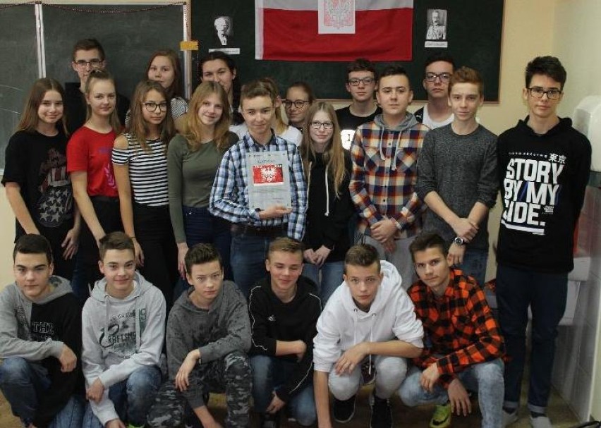 Gmina Września: Uczniowie z Kaczanowa pamiętają o powstańcach, otrzymali wyróżnienie 