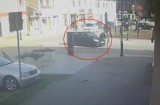 Kamera uchwyciła potrącenie kobiety przez samochód w centrum Końskich [WIDEO]