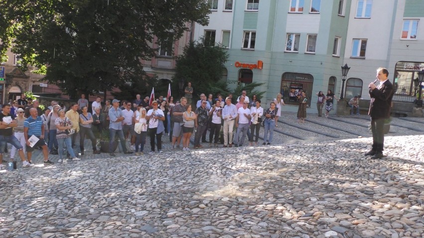 Nie wierzą w koronawirusa. Dali temu przykład na kłodzkim rynku 